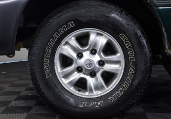 Подержанный автомобиль Toyota Land Cruiser Suv 2001 года (18 фото)