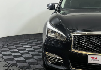 Подержанный автомобиль Infiniti Q70 2016 года (18 фото)