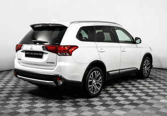 Подержанный автомобиль Mitsubishi Outlander 2017 года (3 фото)