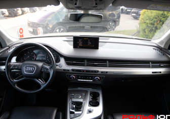 Подержанный автомобиль Audi Q7 2015 года (11 фото)