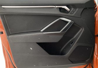 Подержанный автомобиль Audi Q3 2020 года (12 фото)