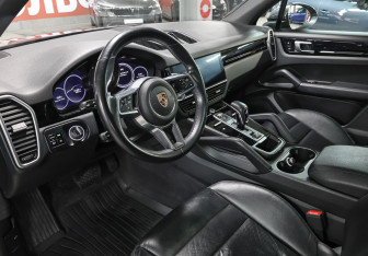 Подержанный автомобиль Porsche Cayenne 2019 года (15 фото)