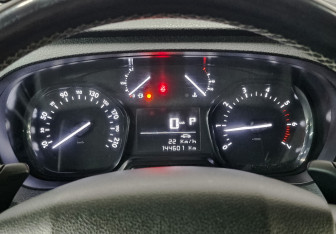 Подержанный автомобиль Peugeot Traveller 2018 года (15 фото)