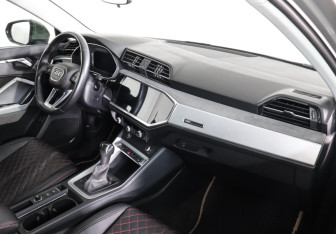 Подержанный автомобиль Audi Q3 2021 года (10 фото)