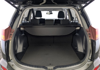 Подержанный автомобиль Toyota RAV4 2015 года (10 фото)
