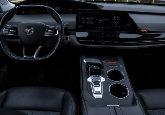 Подержанный автомобиль Changan UNI-K 2024 года (12 фото)