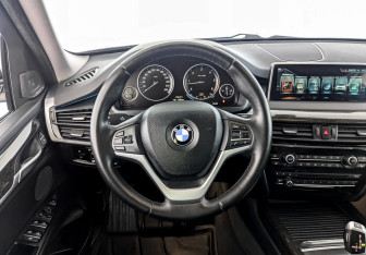 Подержанный автомобиль BMW X5 2016 года (22 фото)