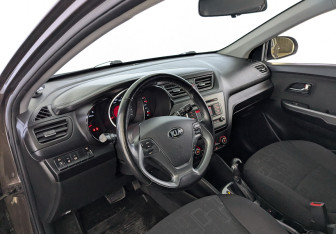 Подержанный автомобиль Kia Rio Hatchback 2017 года (16 фото)