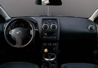 Подержанный автомобиль Nissan Qashqai 2012 года (14 фото)