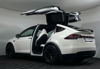 Подержанный автомобиль Tesla Model X 2020 года (20 фото)