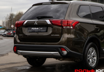Подержанный автомобиль Mitsubishi Outlander 2018 года (16 фото)