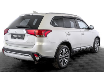 Подержанный автомобиль Mitsubishi Outlander 2019 года (5 фото)