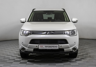 Подержанный автомобиль Mitsubishi Outlander 2013 года (2 фото)