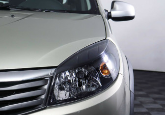 Подержанный автомобиль Renault Sandero 2013 года (7 фото)