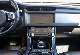 Подержанный автомобиль Jaguar XF Sedan 2018 года (15 фото)