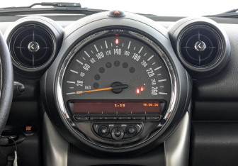 Подержанный автомобиль MINI Countryman 2015 года (17 фото)