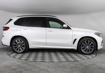 Подержанный автомобиль BMW X5 2019 года (6 фото)