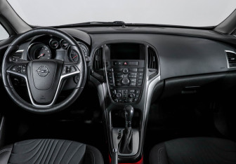Подержанный автомобиль Opel Astra Wagon 2014 года (12 фото)