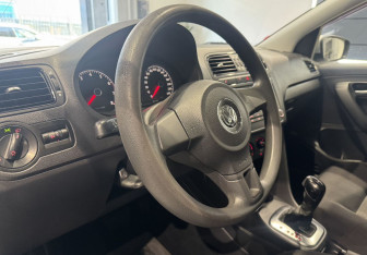 Подержанный автомобиль Volkswagen Polo Sedan 2011 года (13 фото)