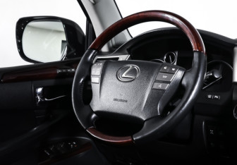 Подержанный автомобиль Lexus LX 2012 года (13 фото)