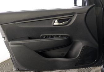 Подержанный автомобиль Kia Rio Hatchback 2021 года (18 фото)