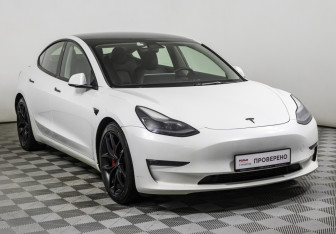 Подержанный автомобиль Tesla Model 3 2021 года (3 фото)