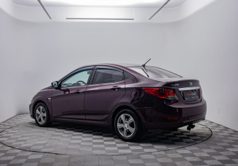 Подержанный автомобиль Hyundai Solaris Sedan 2012 года (7 фото)