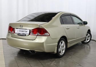 Подержанный автомобиль Honda Civic Sedan 2008 года (4 фото)