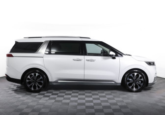 Подержанный автомобиль Kia Carnival 2023 года (4 фото)