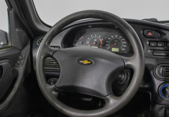 Подержанный автомобиль Chevrolet Niva 2007 года (15 фото)