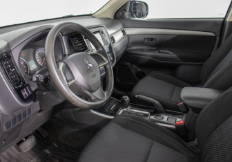 Подержанный автомобиль Mitsubishi Outlander 2017 года (10 фото)