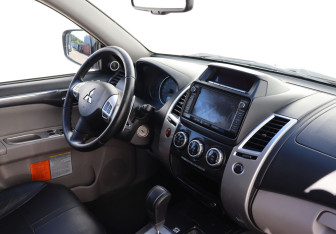 Подержанный автомобиль Mitsubishi Pajero Sport 2015 года (10 фото)
