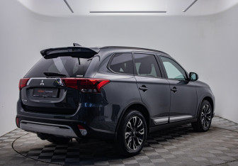 Подержанный автомобиль Mitsubishi Outlander 2021 года (5 фото)
