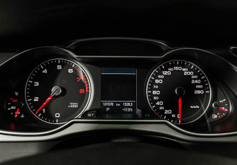 Подержанный автомобиль Audi A4 Sedan 2013 года (11 фото)