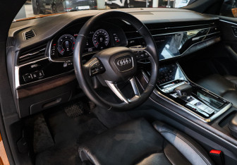 Подержанный автомобиль Audi Q8 2019 года (15 фото)