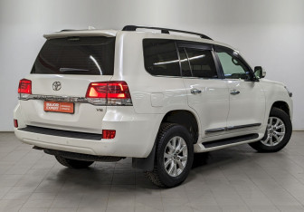 Подержанный автомобиль Toyota Land Cruiser Suv 2016 года (5 фото)