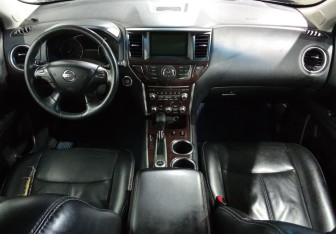 Подержанный автомобиль Nissan Pathfinder 2015 года (11 фото)