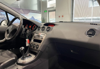 Подержанный автомобиль Peugeot 408 2013 года (10 фото)