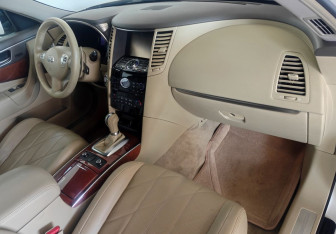 Подержанный автомобиль Infiniti QX70 2014 года (11 фото)