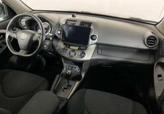 Подержанный автомобиль Toyota RAV4 2011 года (9 фото)