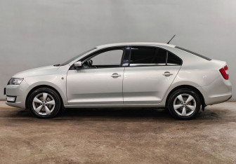 Подержанный автомобиль Skoda Rapid Liftback 2014 года (8 фото)