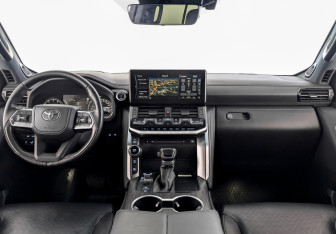 Подержанный автомобиль Toyota Land Cruiser Suv 2021 года (14 фото)