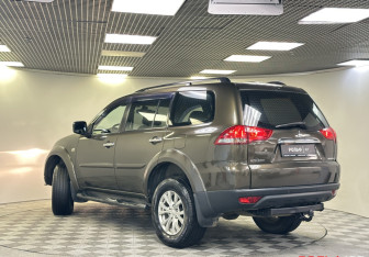 Подержанный автомобиль Mitsubishi Pajero Sport 2013 года (23 фото)
