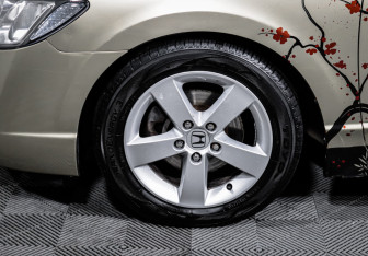 Подержанный автомобиль Honda Civic Sedan 2007 года (15 фото)