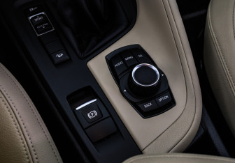 Подержанный автомобиль BMW X1 2017 года (15 фото)