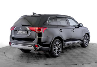 Подержанный автомобиль Mitsubishi Outlander 2018 года (5 фото)