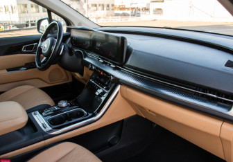Подержанный автомобиль Kia Carnival 2021 года (10 фото)
