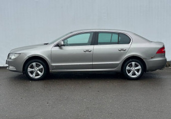 Подержанный автомобиль Skoda Superb Liftback 2010 года (8 фото)