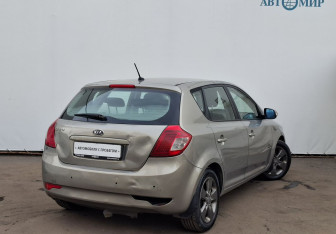 Подержанный автомобиль Kia Ceed Hatchback 2010 года (5 фото)