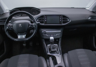 Подержанный автомобиль Peugeot 308 Wagon 2017 года (13 фото)